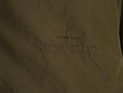 Stone Island/石頭島 24ss 手臂刺繡羅盤衝鋒衣外套
石頭島春季最熱單品 超級吸睛的一款衝鋒衣外套 一眼就能愛上 採用梭織防風防水面料 手感細膩順滑 寬松連帽的版型  水洗標一應俱全 細節滿滿的一款衝鋒衣 大廠代工 品質可靠 

-略帶復古感的機能衝鋒衣 城市徒步 戶外穿行都很出挑 男女都可以駕馭的一款潮流單品 
Color：黑色
A Size：S-XXL