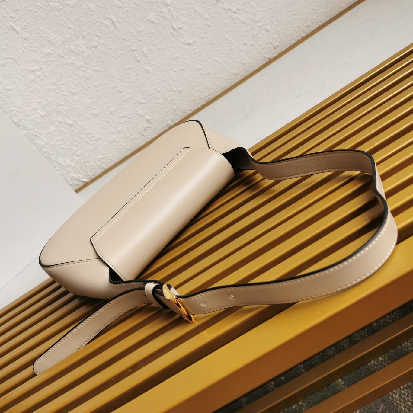 【 原單】P家🌹新款🎉Moon手袋液下包🎉1BD358到貨啦🎉🎉這款簡約Moon液下包為牛皮綻現摩登百搭的魅力。弧形包身設計，肩帶可調長短，磁扣開合翻蓋，便於隨心轉換造型。內配進口小羊皮，設有內袋，金屬配件更添亮麗格調，上身效果非常酷/時尚，又是一款永欠不過時爆款🎉寶寶們，趕緊入手吧🎉 尺寸：長25x高15x底5.5cm🎉🎉🎉🍊！