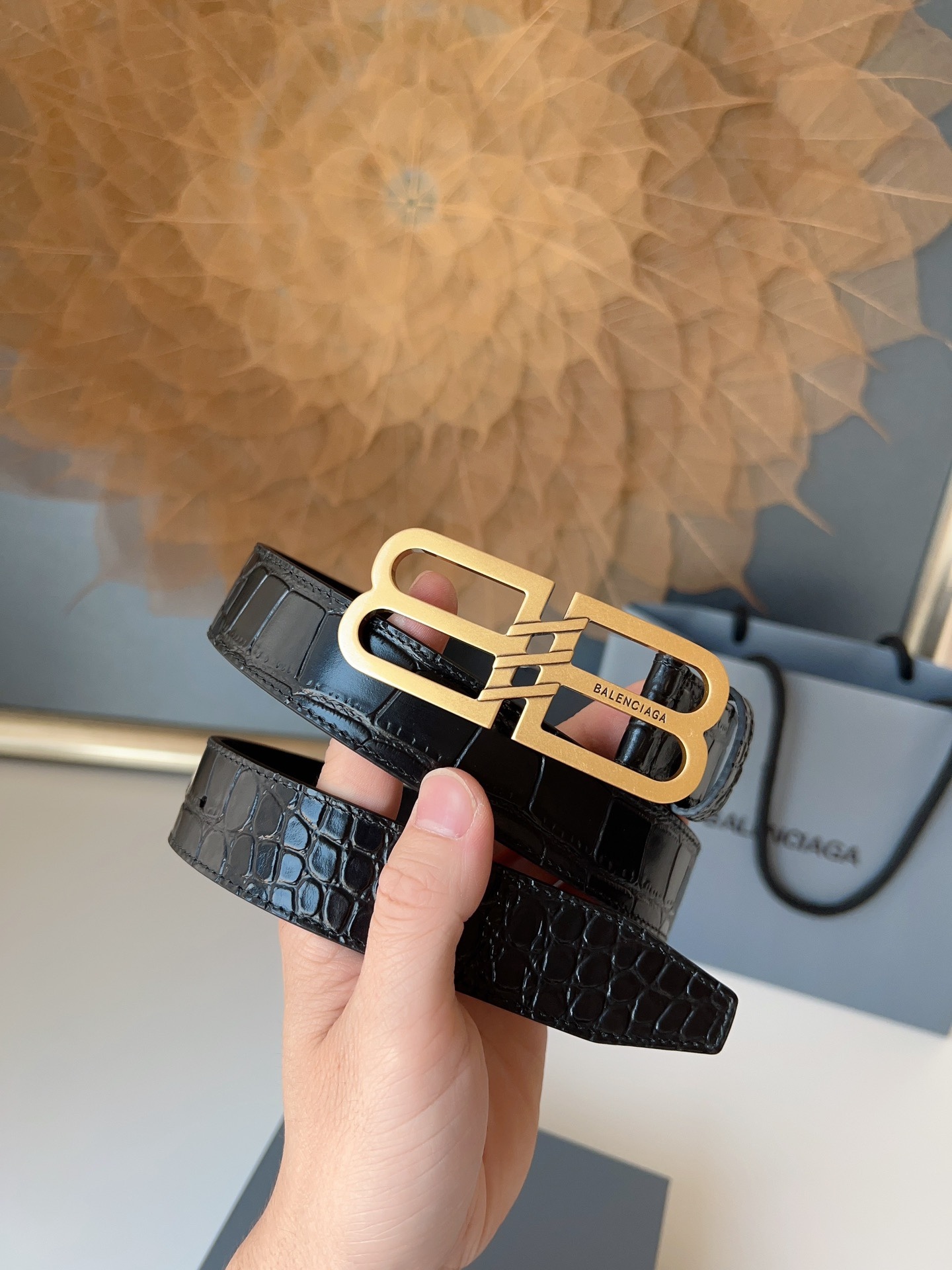 巴黎世家（Balenciaga）寬度3.0cm 是法國的奢侈品牌，作為時尚界最具影響力品牌之一的地位。設計師源於：都市時尚潮流獨特的設計風格，採用進口小牛皮製作；搭配純銅復古五金，使其更具魅力。值得擁有的百搭精品！