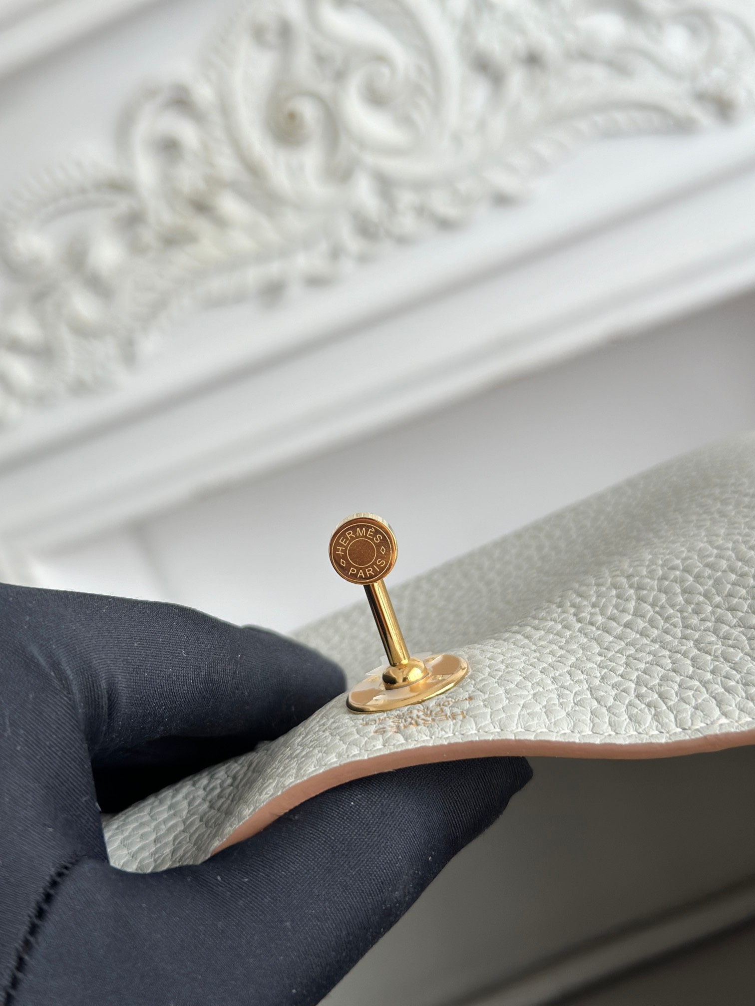 琳迪lindy 19cm	
Tc皮 蜜蠟線半手工縫製
lindy19保留了琳迪包所有細節的完整設計，側口袋、拉鍊等全部都是經典的設計√
這只小可愛暴擊了多少人的少女心