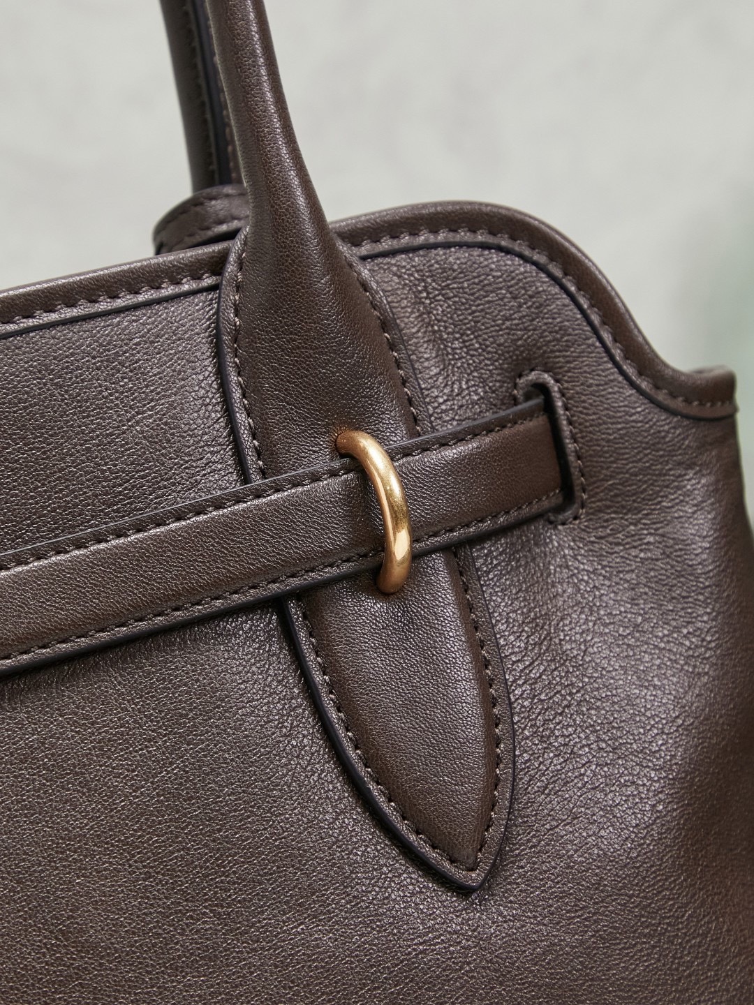 Aventure包袋展现出简约随性的魅力。重新诠释经典线条，这款柔软的Nappa变体展现出多功能和实用的态度，并通过精致独特的细节得到提升。aventure nappa皮革手袋灵感源自miu典藏设计，结构经过调整，变得更加轻便，焕发全新个性，饰以压花字母徽标，增添标志性元素，复古金色五金配件，亚麻混纺衬里，配拉链口袋和贴袋，长手腕适合用作手提或单肩