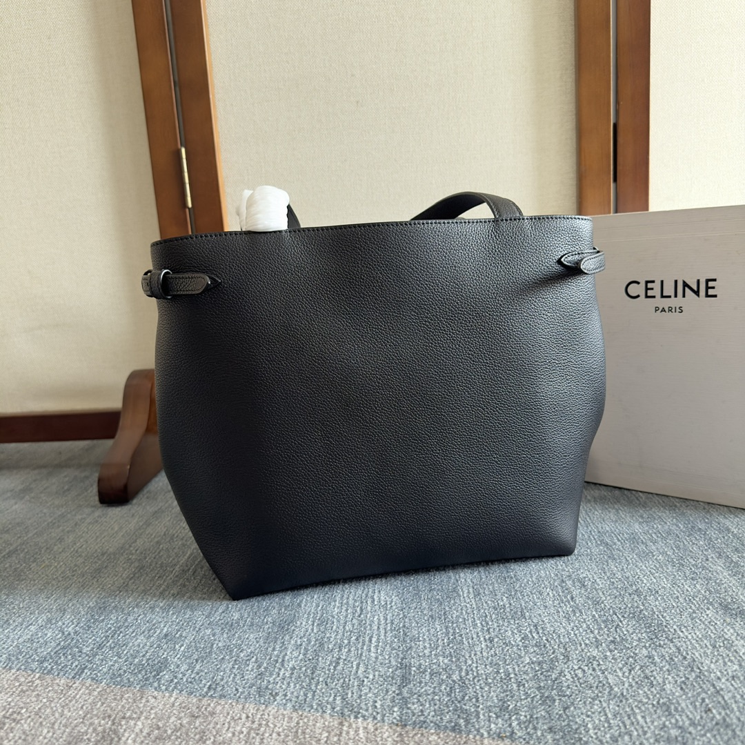 CELINE 家最新款托特包「CABAS ANAIS」小號_到貨啦!看一眼就
陷進去的大包，真的是喜歡大包姐妹的利!上身特別的高級、
精緻，庸庸懶懶的復古風，簡單不浮誇，粒面牛皮完全不用擔
心刮花!大容量設計~無論是日常出街還是通勤，都能輕鬆裝
下各種物品喲!
型號:118233
尺寸:28x24x12cm
