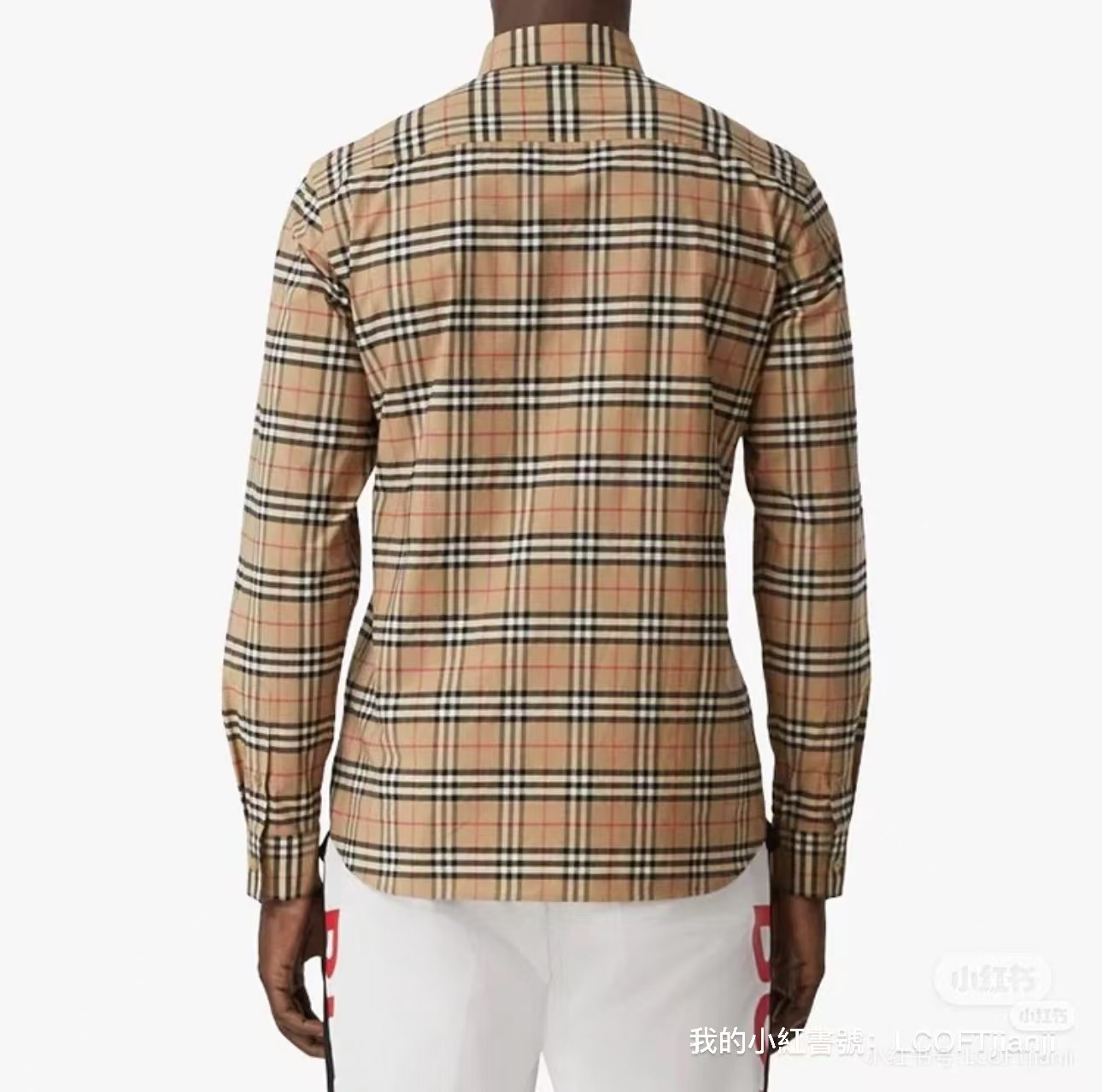 Burberry/巴寶莉 經典口袋小格紋棉質長袖襯衫
面料採用雙股80支梭織小斜紋面料，格紋對位，
紗線定織定染，每個獨立的尺碼都是定位裁片，前幅，口袋，
袖子等部位都是對格對位的，工序複製，費時費料，採用純天然珍珠貝殼紐扣，
洗水嘜定制，多處手工一片一片激光剪裁對位，
所有工序，用料都是ZP做法，區別市面一眼假版本
顏色：卡其小格
S Size：S-XL
