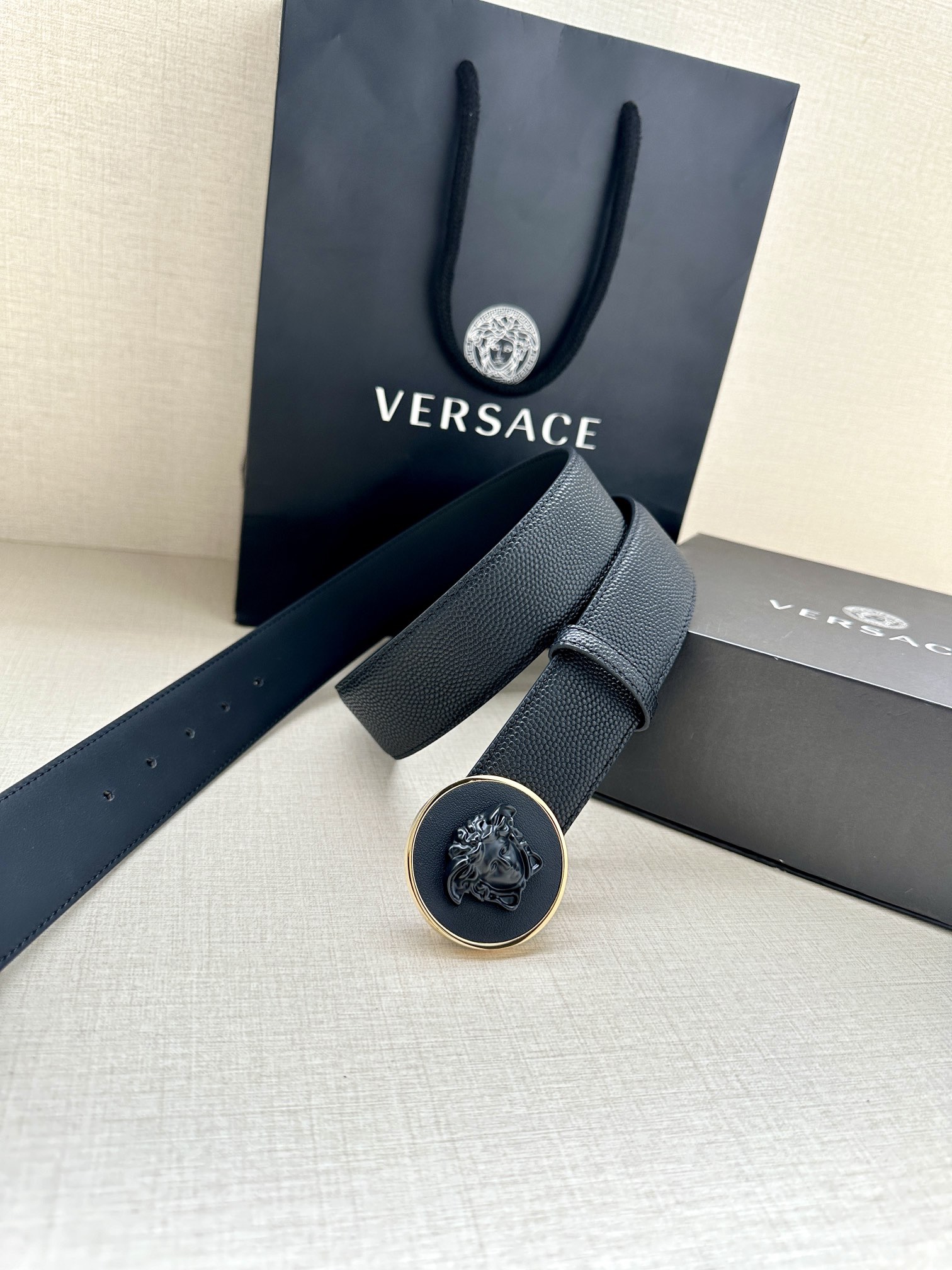 寬度4.0cm VERSACE （範思哲）此款柔軟的皮帶飾3D美杜莎腰帶扣，可搭配正裝或休閒牛仔裝。