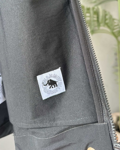 現貨新款！猛獁象Macun 2.0 春夏風殼夾克。
顏色：黑色
尺碼：S—XXL
      Mammut猛獁象的紅標Macun算是該品牌最經典熱門的款之一。市場上也有各種不同版本的貨，比如加絨的，普通面料……都是不對的。
      真正的Macun 2.0是春夏的輕薄款，只比皮膚風衣略厚實，打包體積小，可輕鬆收納進背包里。非常方便實用！
      並且這款是簡約AF亞洲版型設計，更適合中國人身材。經典Mammut刺繡紅標也彰顯品牌形象。
Features
-採用Mammut SOFtec