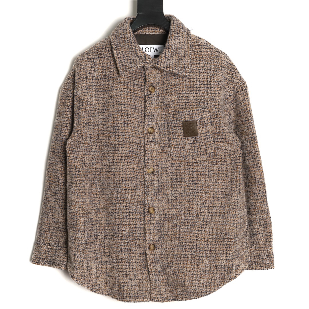 🔝LOEWE羅意威 皮章口袋羊毛混紡外套
採用精心配比的混紡面料，羊毛提供天然保暖與挺括廓形，馬海毛賦予面料細膩蓬松的絨毛感，少量錦綸的餵入則增強耐磨性與抗皺性，三者融合打造中克重的理想厚度，兼顧溫度與輕盈。通過“雙面磨毛”工藝處理，面料表面呈現豐盈的短絨毛肌理，觸感如羊絨般柔軟親膚，同時保留羊毛混紡的筋骨感。微型格紋圖案以沙米色為基底，交織灰、棕、藍三色紗線，通過色織工藝織就，微型格紋尺寸統一，細膩而不張揚，呈現低調的復古韻味。
面料經過3道磨毛工序，確保絨毛長度均勻（约0.3mm）