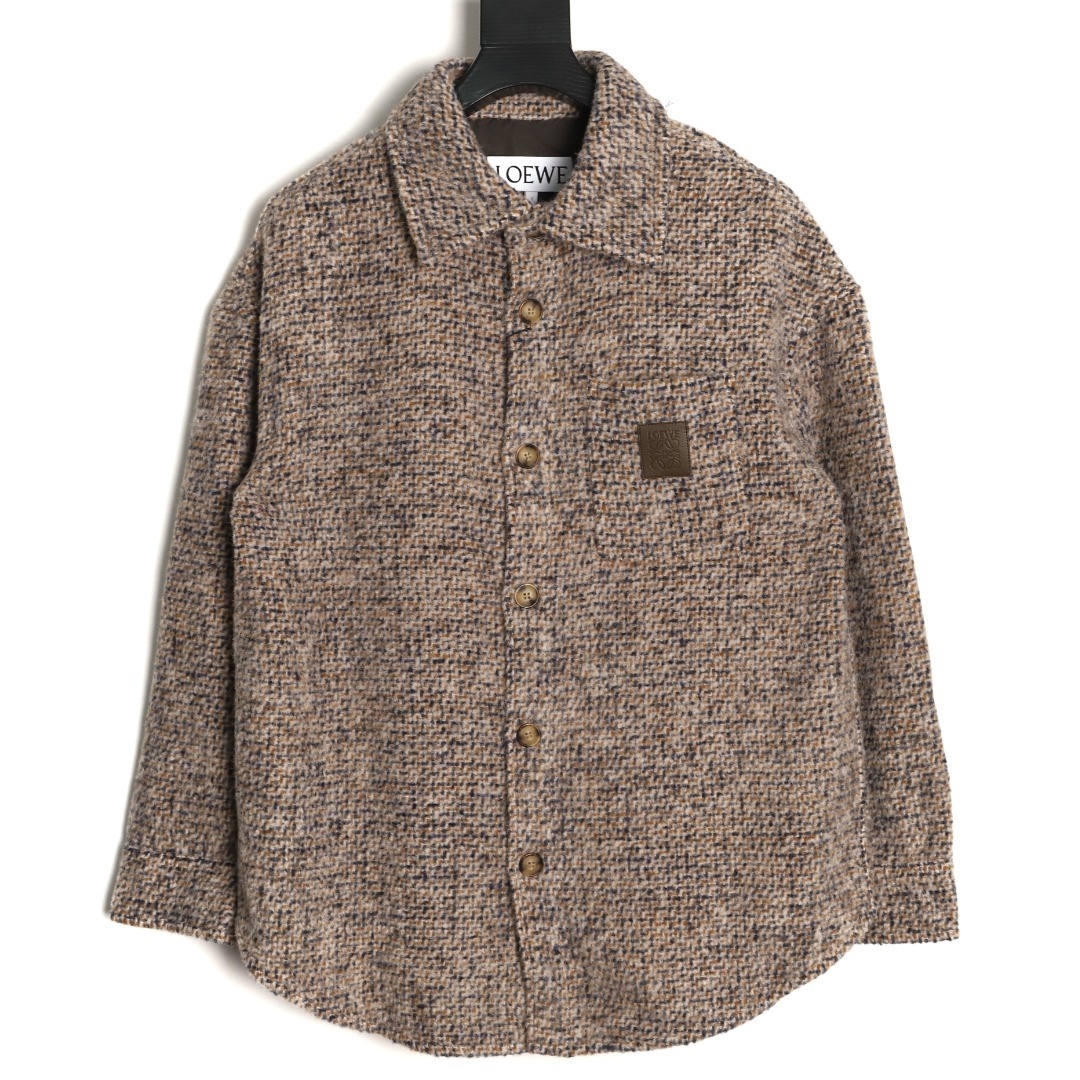 🔝LOEWE羅意威 皮章口袋羊毛混紡外套
採用精心配比的混紡面料，羊毛提供天然保暖與挺括廓形，馬海毛賦予面料細膩蓬松的絨毛感，少量錦綸的餵入則增強耐磨性與抗皺性，三者融合打造中克重的理想厚度，兼顧溫度與輕盈。通過“雙面磨毛”工藝處理，面料表面呈現豐盈的短絨毛肌理，觸感如羊絨般柔軟親膚，同時保留羊毛混紡的筋骨感。微型格紋圖案以沙米色為基底，交織灰、棕、藍三色紗線，通過色織工藝織就，微型格紋尺寸統一，細膩而不張揚，呈現低調的復古韻味。
面料經過3道磨毛工序，確保絨毛長度均勻（约0.3mm）