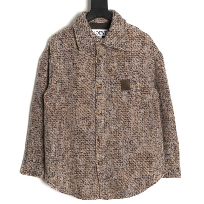 🔝LOEWE羅意威 皮章口袋羊毛混紡外套
採用精心配比的混紡面料，羊毛提供天然保暖與挺括廓形，馬海毛賦予面料細膩蓬松的絨毛感，少量錦綸的餵入則增強耐磨性與抗皺性，三者融合打造中克重的理想厚度，兼顧溫度與輕盈。通過“雙面磨毛”工藝處理，面料表面呈現豐盈的短絨毛肌理，觸感如羊絨般柔軟親膚，同時保留羊毛混紡的筋骨感。微型格紋圖案以沙米色為基底，交織灰、棕、藍三色紗線，通過色織工藝織就，微型格紋尺寸統一，細膩而不張揚，呈現低調的復古韻味。
面料經過3道磨毛工序，確保絨毛長度均勻（约0.3mm）