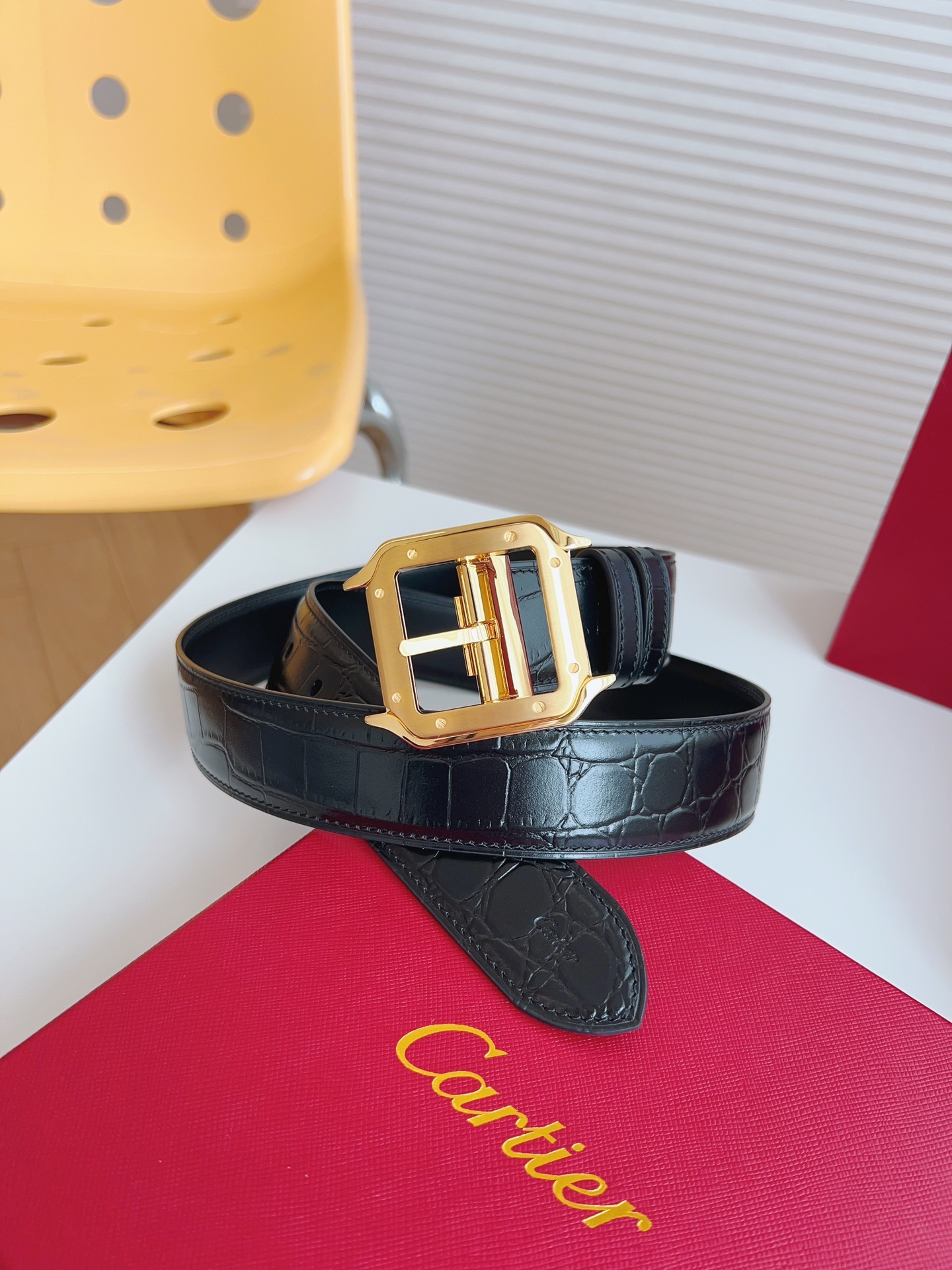 
Cartier（卡地亞）憑借匠心傑作展現與眾不同的美感，融合精湛工藝與經典設計，演繹雋永風格；瀟灑不羈，果敢獨立！此款式易搭配服飾；休閒正裝兩相宜。皮帶寬度：35mm