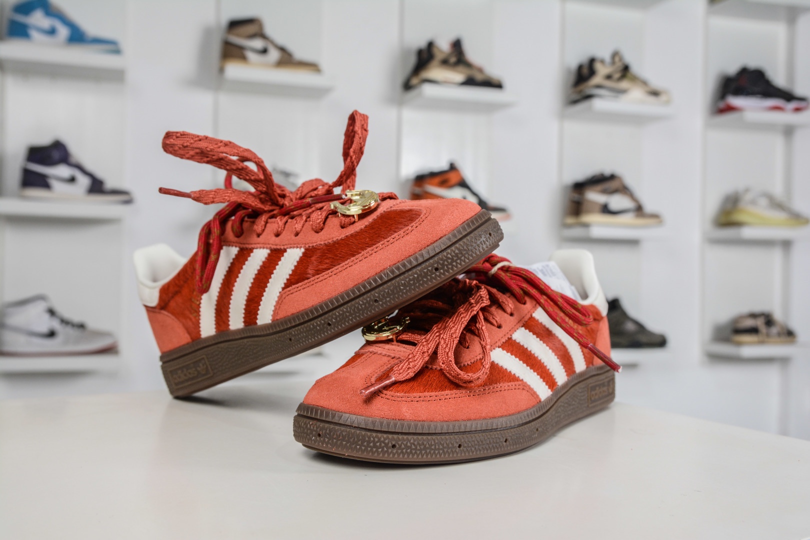 Adidas Handball Spezial 馬年限定 CNY新年款 阿迪達斯經典款 復古休閒板鞋 
貨號:KJ6299
尺碼: 35 36 36.5 37 38 38.5 39 40 40.5 41 42 42.5 43 44 45