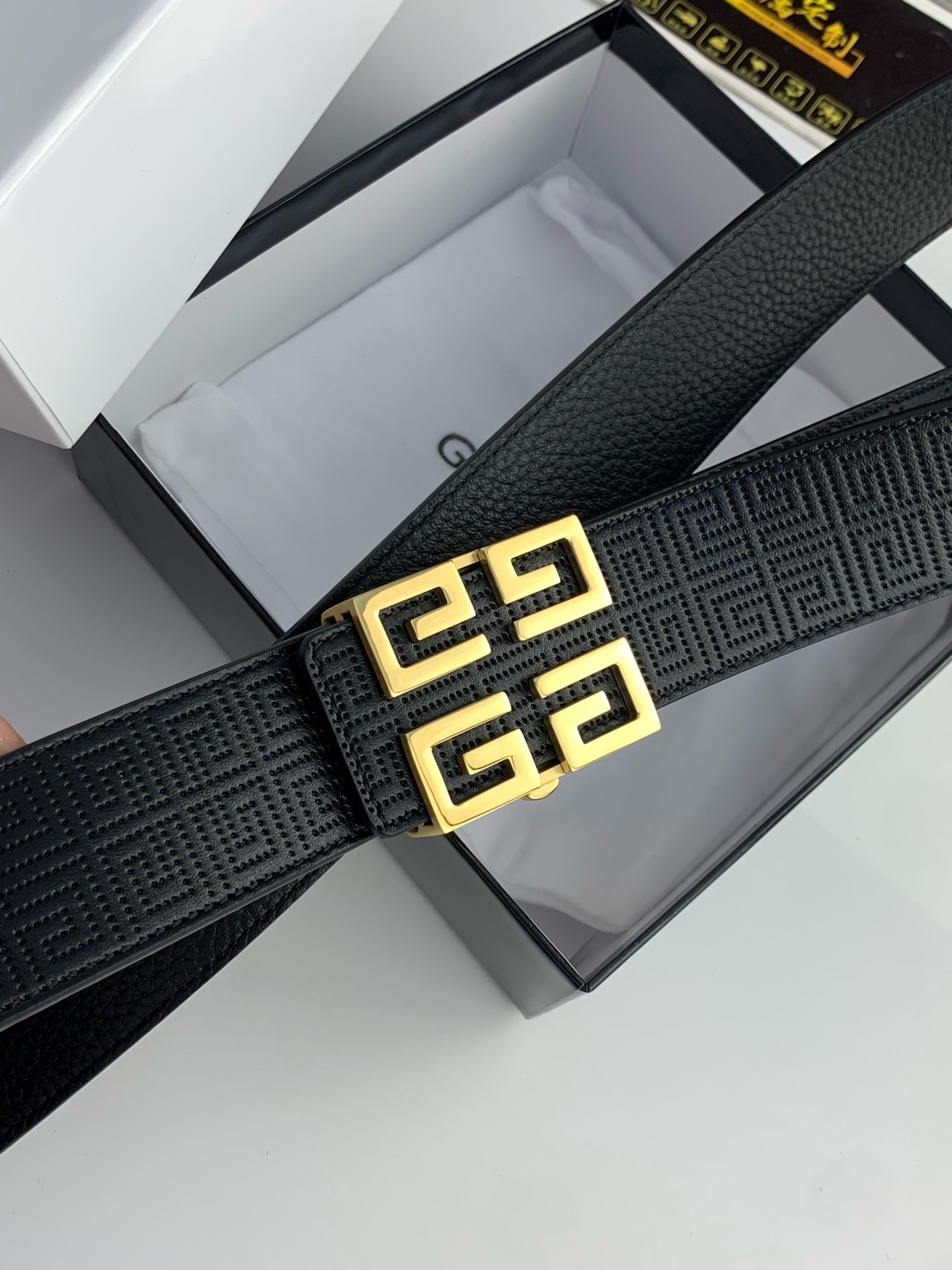 【紀梵希】新款男士 頭層小牛皮黑色壓花腰帶，內襯荔枝紋底，寬38毫米.搭配不鏽鋼經典4G自動扣.商務服裝造型的完美搭配。永恆經典！