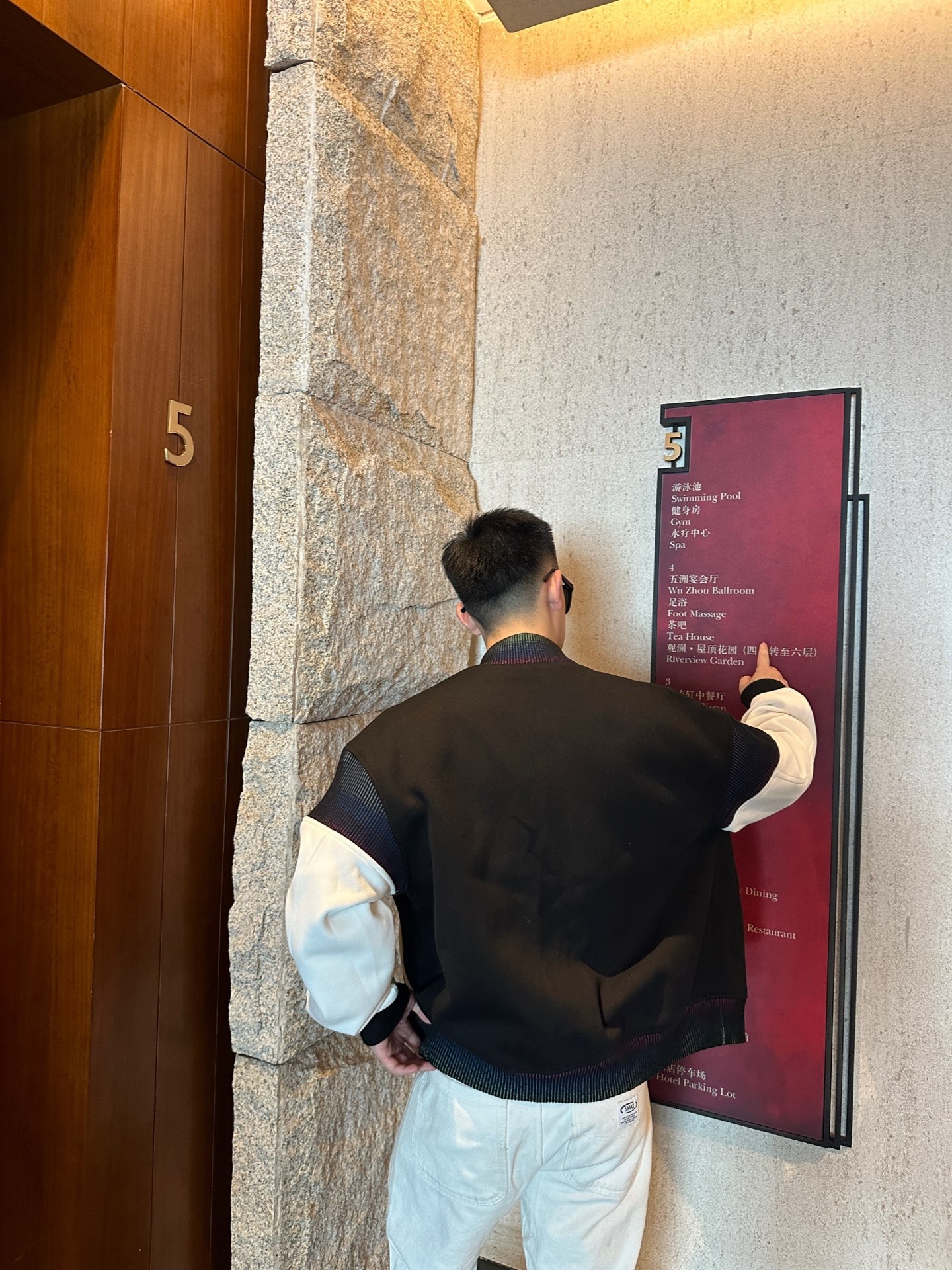 🔝LOUIS VUITTON LV 黑白拼皮棒球服夾克外套
原版22000購入開發，圓啊阿姨布料採用加厚550g賽爾棉潮牌衛衣料，進口精梳棉雙股珠地面料，彩色漸變螺紋，進口機精密刺繡，多重面料復合，原版定制輔料。定做珍珠紐扣，寬松版型，男女同款
B Size：S-L