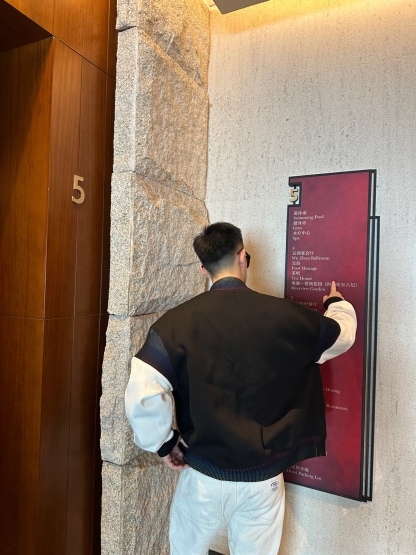 🔝LOUIS VUITTON LV 黑白拼皮棒球服夾克外套
原版22000購入開發，圓啊阿姨布料採用加厚550g賽爾棉潮牌衛衣料，進口精梳棉雙股珠地面料，彩色漸變螺紋，進口機精密刺繡，多重面料復合，原版定制輔料。定做珍珠紐扣，寬松版型，男女同款
B Size：S-L