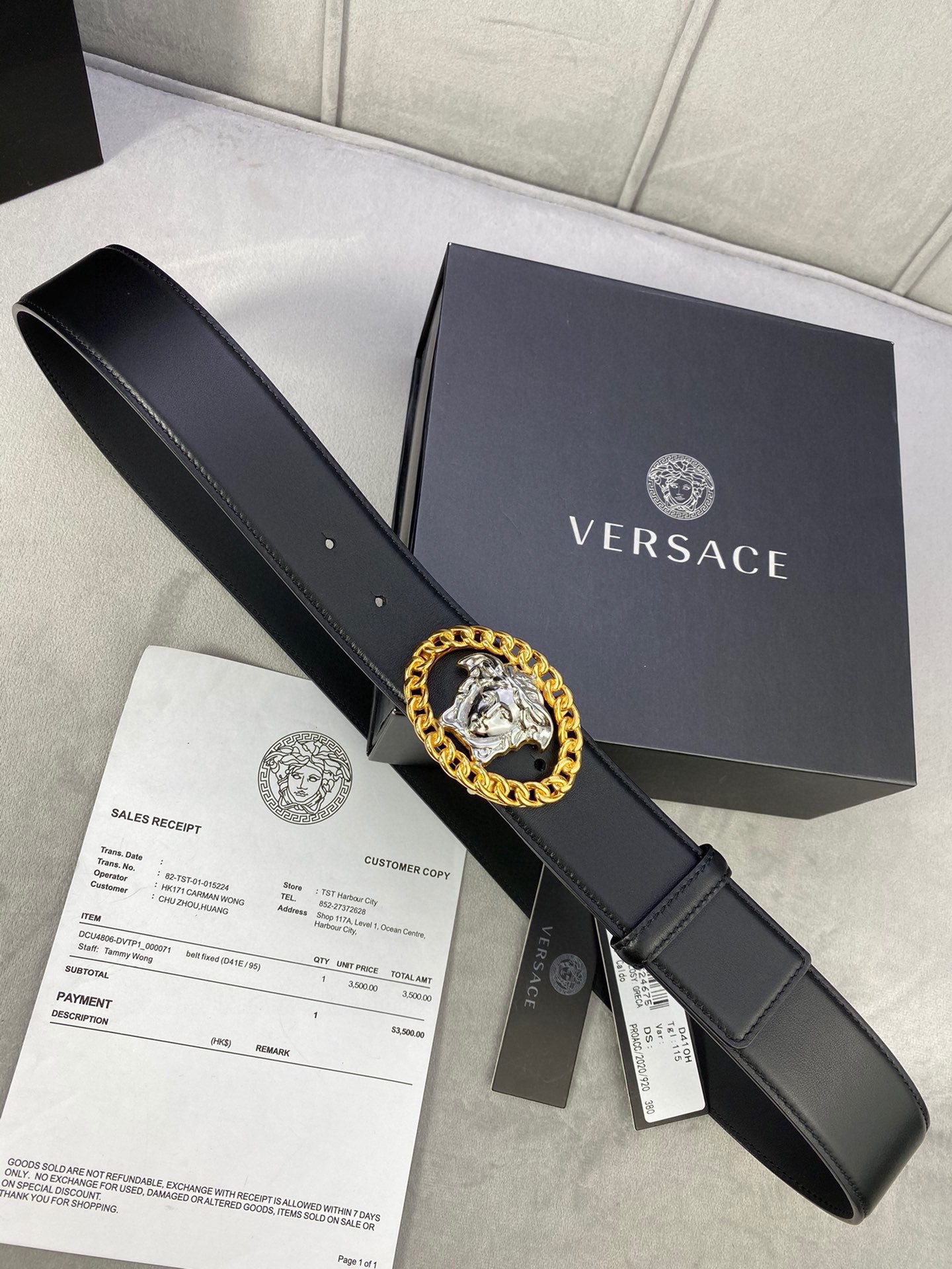 寬度3.8cm VERSACE（範思哲）此款平面皮帶採用小牛皮製成，配有一枚真空電鍍美杜莎頭像腰帶扣，採用穿孔閉合。