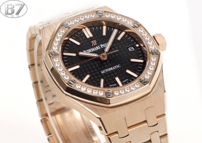 B7  Factory
AP愛彼 女款愛彼皇家橡樹 剔除機芯甲板多餘部分，使之變得更加鏤空——成就鋼表巔峰—— 實力演繹 衛冕“鋼”王！【6大精妙之處】1.正品拆解開模，尺寸為37毫米與正品一致！2.完美還原正品表殼的每一處細節，盡顯正品“稜角分明 堅毅果敢”的陽剛氣質。3.鋼帶的做工無可挑剔，比市面上任何鋼帶表做工均要更上一層樓，鋼帶頭粒和表頭銜接的“緩衝帶”的鬆緊程度與正品一模一樣。4.自動陀的與原裝致敬，是市面唯一做到顏色於原裝一致的版本（市面一般版本均偏紅）其上的ap族徽雕刻獨一無二。