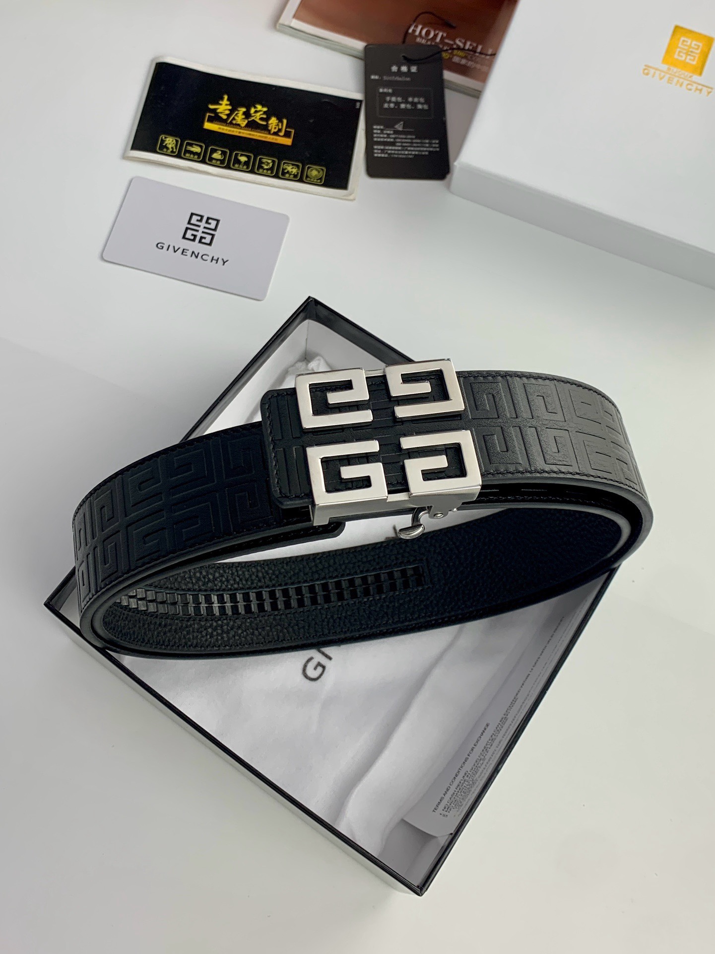 【紀梵希】新款男士 頭層小牛皮黑色壓花腰帶，內襯荔枝紋底，寬38毫米.搭配不鏽鋼經典4G自動扣.商務服裝造型的完美搭配。永恆經典！