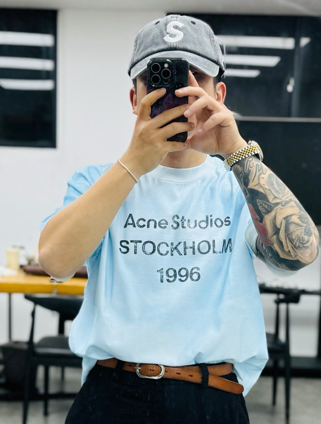 🔝Acne Studios 26SS 1996字母印花短袖T恤
面料是定制定染的32支220g原版雙紗棉，胚布經過高盂環保染色，裁大貨前還要進行高溫環縮水，降低縮水率的同時使得手感更柔軟舒適，印花方面必須五層膠漿，第一遍必須為進口打底漿，填平布料上極為細小的線洞，再由高溫床烤乾再劇頗色，採用油墨因熱平網印花，一共刷五層，每一層間隔為時間為30分鐘，才能保證出來的成品保持原版的質感，全套開發輔料
尺碼：S-XL