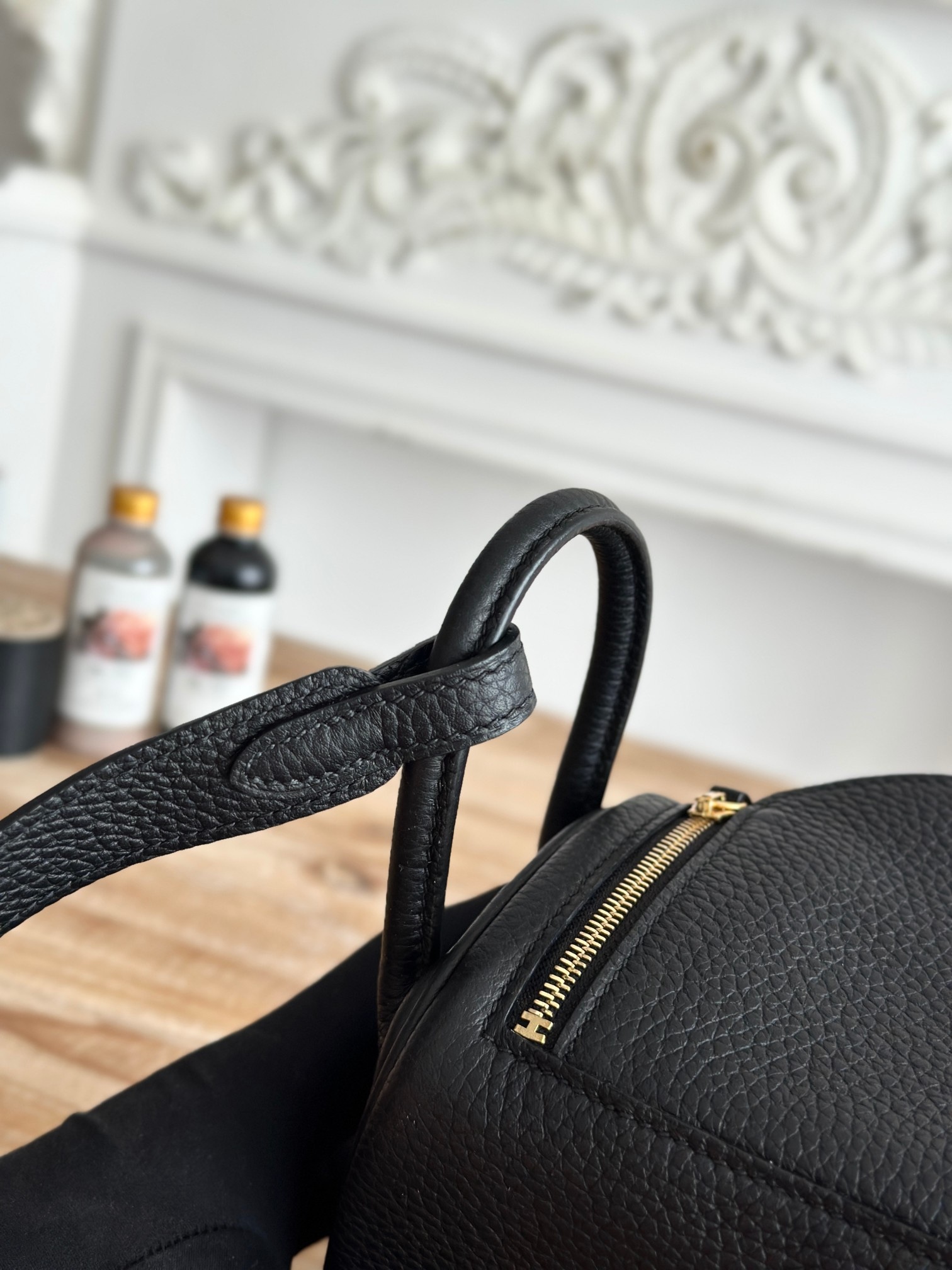 琳迪lindy 19cm	
Tc皮 蜜蠟線半手工縫製
lindy19保留了琳迪包所有細節的完整設計，側口袋、拉鍊等全部都是經典的設計√
這只小可愛暴擊了多少人的少女心