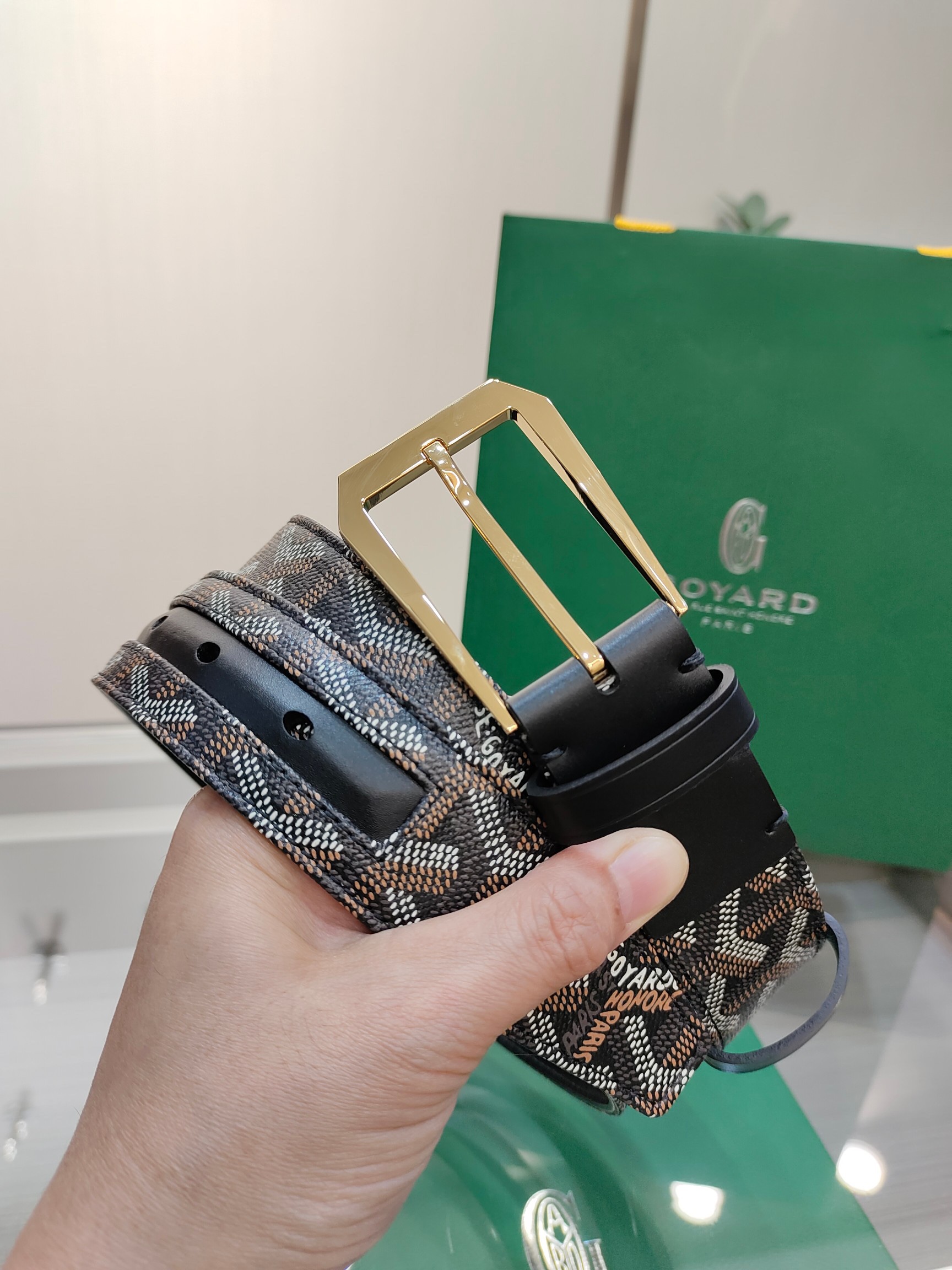 
Goyard(戈雅)腰帶源於法國奢侈品牌，設計風格簡約低調，腰帶身有標誌性帆布搭配進口頭層牛皮，腰帶扣採用簡約精品鋼扣，延續品牌的低調奢華，帶身寬度3.4CM，適用商務休閒日常佩戴。