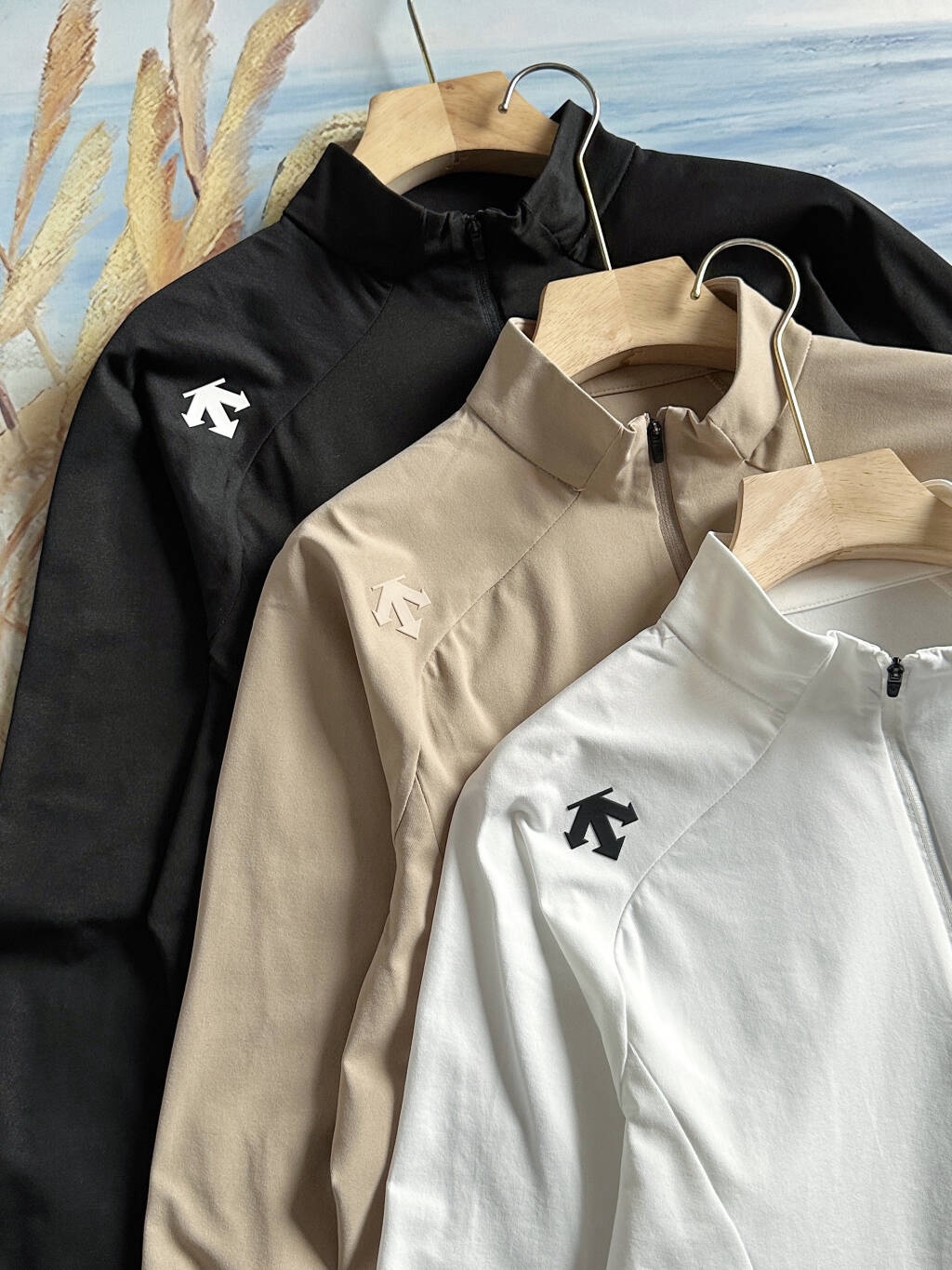 2026春秋新款迪桑特DESCENT  TRAINING 秋季新款半拉男士SOLOTEX長袖
功能型速乾，上身超級舒服，男士內搭打底良品！好貨不多，速度備起來啦！
清遠代工，純正出口的訂單，同款國內門店有售，
 德國拜耳公司的頂級面料！上身巨舒服，運動健身不拘束，，超強！中等厚度，不厚，上身無拘束感運動時直接外穿也OK！
  純色經典款，適合任意年齡段，任意場合，立領風格，穩重又盡顯莊重，運動又不失休閒，真的超級經典的款式，室外運動、打籃球、跑步、羽毛球，上身一件足以！