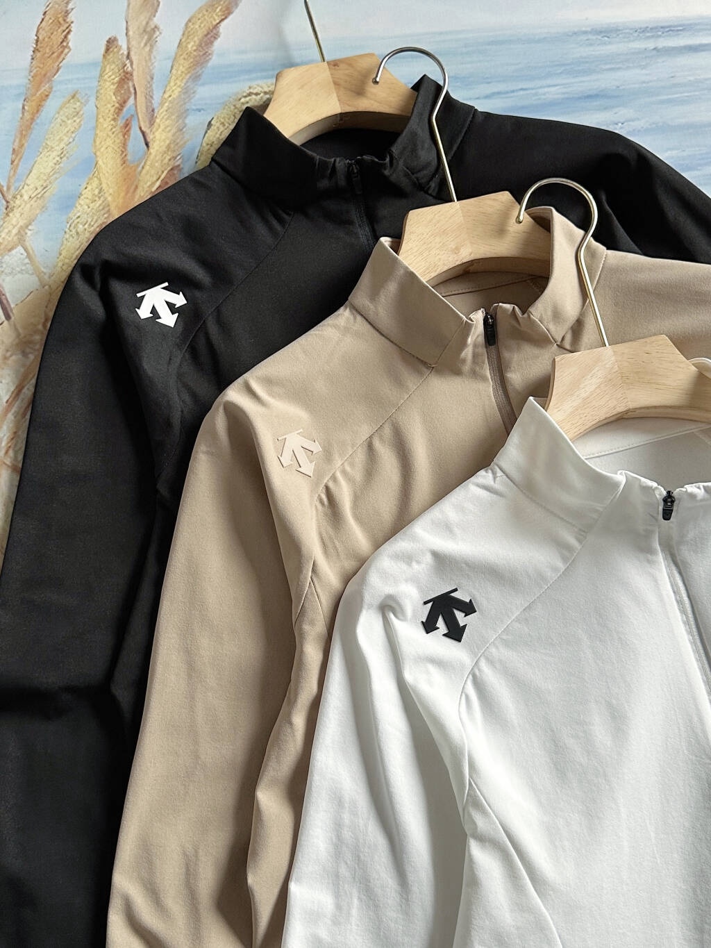 2026春秋新款迪桑特DESCENT  TRAINING 秋季新款半拉男士SOLOTEX長袖
功能型速乾，上身超級舒服，男士內搭打底良品！好貨不多，速度備起來啦！
清遠代工，純正出口的訂單，同款國內門店有售，
 德國拜耳公司的頂級面料！上身巨舒服，運動健身不拘束，，超強！中等厚度，不厚，上身無拘束感運動時直接外穿也OK！
  純色經典款，適合任意年齡段，任意場合，立領風格，穩重又盡顯莊重，運動又不失休閒，真的超級經典的款式，室外運動、打籃球、跑步、羽毛球，上身一件足以！