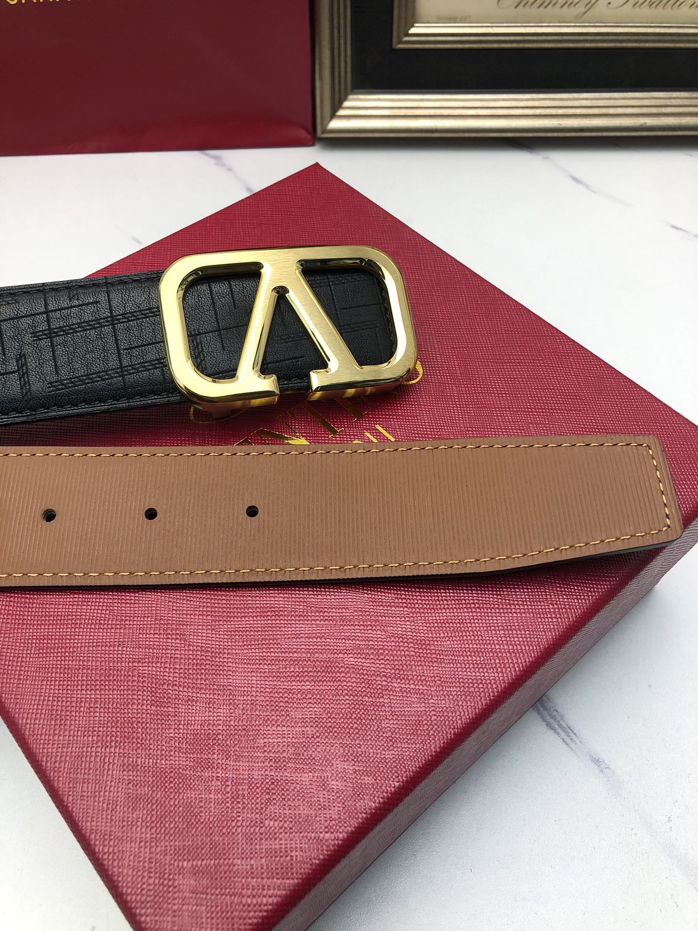 華倫天奴：原單頭層小牛皮燙印花紋，內襯平紋牛皮底，營造織紋外觀。飾以標誌原單扣。專櫃寬度4.0