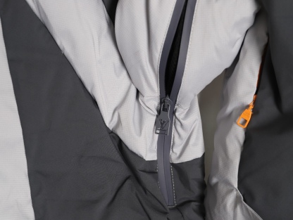 Louis Vuitton/路易威登 25Fw 滑雪系列花卉雙拉鍊連帽羽絨服
定制5合1防絨密織與3合1雙線防絨格紋料，新國標90白鴨絨，充絨飽滿，極致禦寒。 電腦機械充絨，精准計算克重，數字稱重，確保蓬松均勻。進口機刺繡，精密控制，線條流暢細膩。壓花復合，電腦掃描對位，特製膠水固化，粘接牢固。 膠漿印花，三次網板修改，烘烤固色，圖案持久。3D立體絎縫，數控分隔，防止羽絨結塊移位。
A Size:46-52