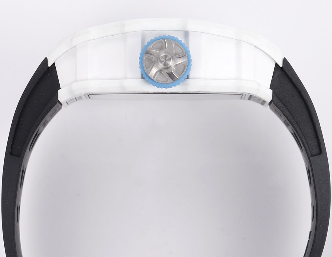 白色TPT石英纖維
【RICHARD MILLE】理查米爾RM53-01 將腕表設計與運動賽事相互結合，完美詮釋了賽場上的勇者堅定信念、頑強拼搏的精神。RM53-01以馬術運動為背景，採用多種高科技材料來抵御運動時帶來的強烈撞擊，從而保證不受破壞、正常運轉。高科技材質打造如同“護具”。“RM 53-01 PABLO MAC DONOUGH”的陀飛輪腕表，此款腕表除具備運動腕表的動感與活力外，還配備了堅固的TPT®碳纖維表殼、層壓藍寶石水晶表鏡以及固定機芯的懸浮式鋼索，有效的降低巨大衝擊