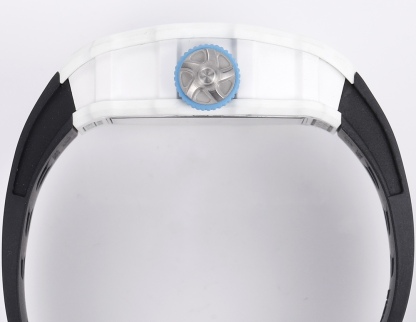 白色TPT石英纖維
【RICHARD MILLE】理查米爾RM53-01 將腕表設計與運動賽事相互結合，完美詮釋了賽場上的勇者堅定信念、頑強拼搏的精神。RM53-01以馬術運動為背景，採用多種高科技材料來抵御運動時帶來的強烈撞擊，從而保證不受破壞、正常運轉。高科技材質打造如同“護具”。“RM 53-01 PABLO MAC DONOUGH”的陀飛輪腕表，此款腕表除具備運動腕表的動感與活力外，還配備了堅固的TPT®碳纖維表殼、層壓藍寶石水晶表鏡以及固定機芯的懸浮式鋼索，有效的降低巨大衝擊