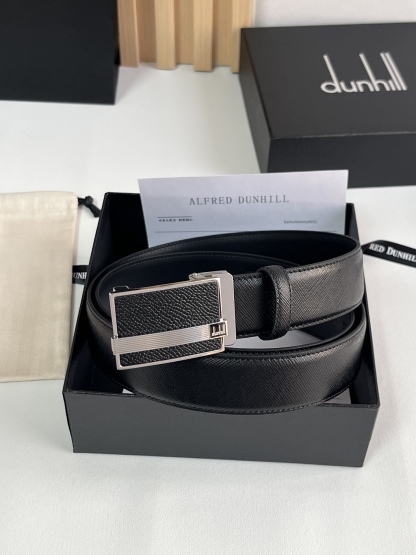 登喜路（Dunhill）是一家英國倫敦的男士奢侈品牌。皮帶以其精湛的工藝和經典的設計，成為男士配飾中的精品。皮帶的質感好、耐用性強，商務休閒百搭款！