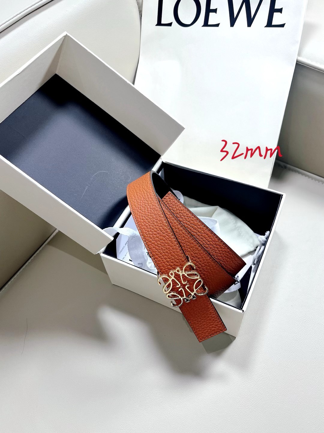 羅意威LoEWE 3.2cm正反兩穿腰帶，選用壓紋牛皮革製成，反復Anagram圖案