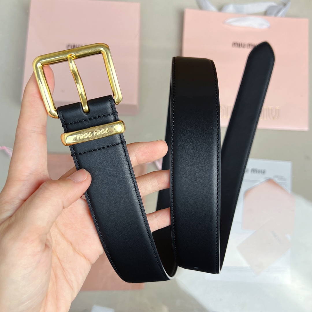 這款皮革腰帶設計簡約而優雅，腰帶環伴以Miu Miu徽標。雙面進口小牛皮 金屬搭扣 腰帶環飾激光雕刻徽標
寬度: 3.5cm
