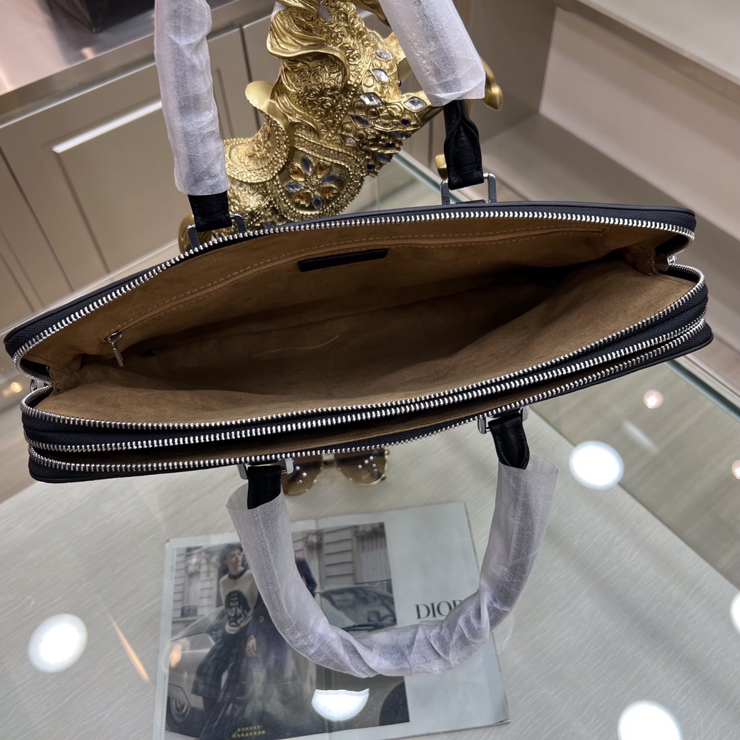 最新款來襲👏👏Montblanc International（萬寶龍）💯💯公文包，進口頂級頭層原版鰐魚紋牛皮  手感舒適 皮質超柔 簡單大氣的logo 高端休閒版型 品質氣質同步而行✅型號：66340-1   尺寸：39-7-28