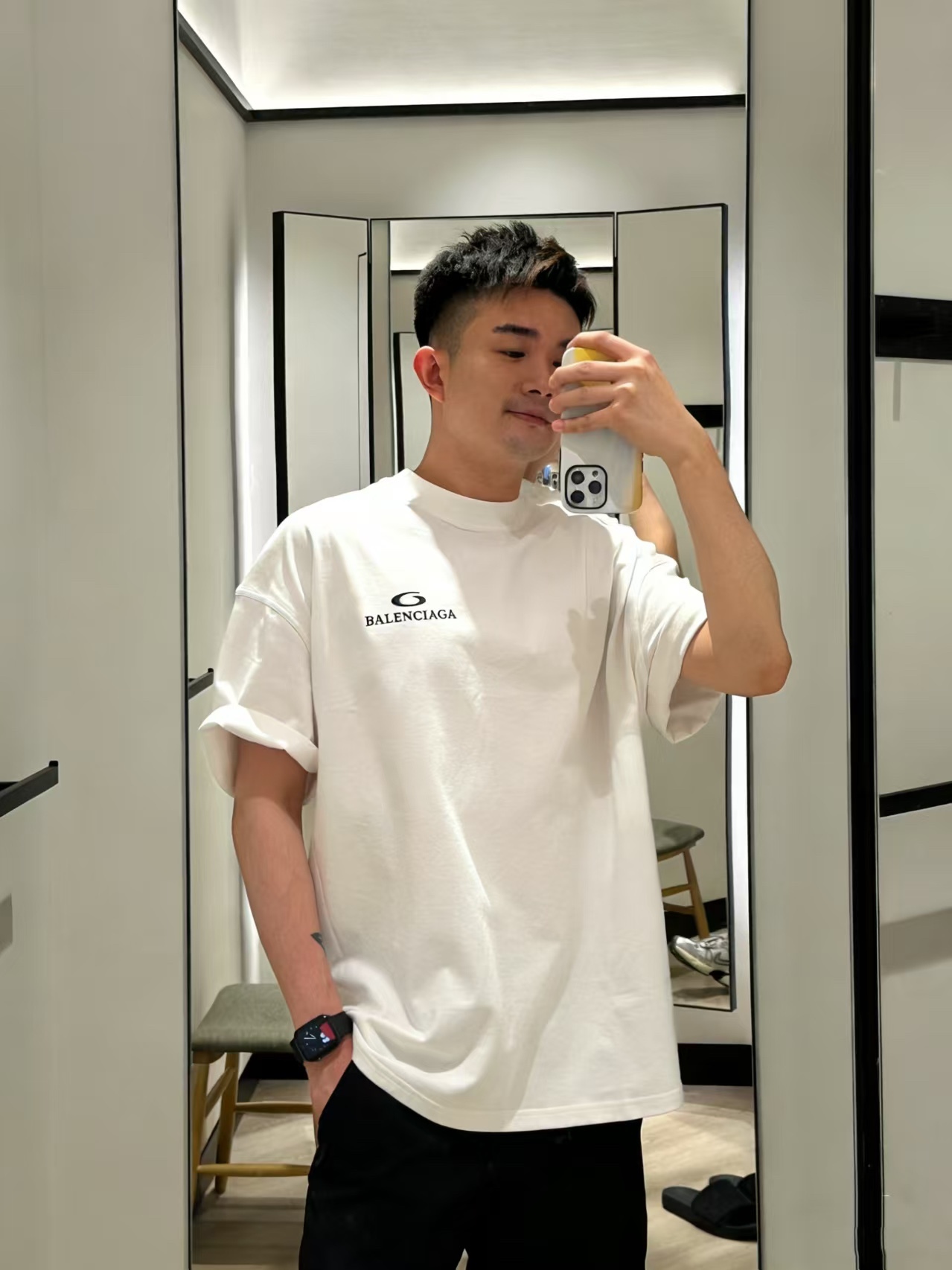 Balenciaga/巴黎世家 26ss 後背麥穗刺繡短袖
No.1的質量 真正天花板品質，正確320g定織定染雙紗面料 柔軟舒適，成衣洗水 定染螺紋 無色差 不變形 手工磨爛超重工藝。螺紋領口均為某巴某黎原領口 高包裹度 領口寬度和櫃櫃精確到毫米 厚領口不易變形，注意做工 領口處針腳 無折疊 順暢自然沒重疊線 真正還原 這是多少人都做不到的 ，區別市場通貨!
M1 Size: S-XL