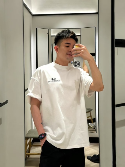 Balenciaga/巴黎世家 26ss 後背麥穗刺繡短袖
No.1的質量 真正天花板品質，正確320g定織定染雙紗面料 柔軟舒適，成衣洗水 定染螺紋 無色差 不變形 手工磨爛超重工藝。螺紋領口均為某巴某黎原領口 高包裹度 領口寬度和櫃櫃精確到毫米 厚領口不易變形，注意做工 領口處針腳 無折疊 順暢自然沒重疊線 真正還原 這是多少人都做不到的 ，區別市場通貨!
M1 Size: S-XL