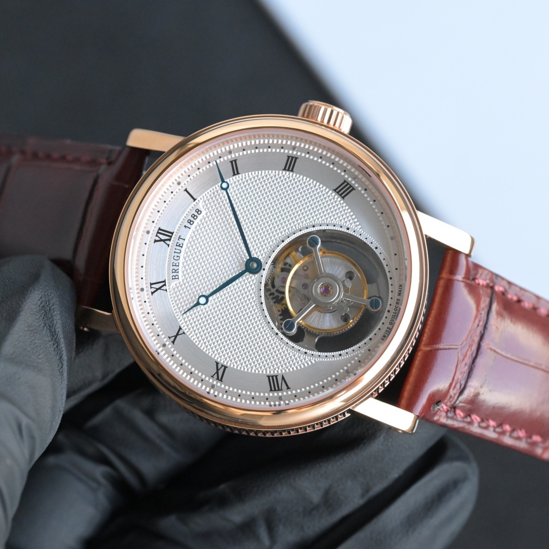 224年前，阿伯拉罕-路易·寶璣先生在他所創立的巴黎鐘錶堤岸制表工坊中，創造了制表史上令無數人贊嘆的陀飛輪調速裝置。這一無比複雜的精密機構彰顯了寶璣先生卓然超群的遠見與創想，時至今日仍對高級制表業有著重要意義。至今，陀飛輪的作用和意義已不僅是提高走時的精准度，而是譜寫了制表領域的輝煌篇章。寶璣陀飛輪時計臻品在百年徵程中不斷創新，超越自我，集精湛機械製造技藝與深厚美學原理於一身，創制出演繹複雜迷人的機械世界。腕表的表冠上刻有著名的寶璣品牌標誌，從側面我們可以看到表王寶璣著名的錢幣紋飾，代表著溫文爾雅