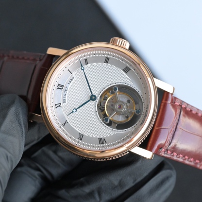 224年前，阿伯拉罕-路易·寶璣先生在他所創立的巴黎鐘錶堤岸制表工坊中，創造了制表史上令無數人贊嘆的陀飛輪調速裝置。這一無比複雜的精密機構彰顯了寶璣先生卓然超群的遠見與創想，時至今日仍對高級制表業有著重要意義。至今，陀飛輪的作用和意義已不僅是提高走時的精准度，而是譜寫了制表領域的輝煌篇章。寶璣陀飛輪時計臻品在百年徵程中不斷創新，超越自我，集精湛機械製造技藝與深厚美學原理於一身，創制出演繹複雜迷人的機械世界。腕表的表冠上刻有著名的寶璣品牌標誌，從側面我們可以看到表王寶璣著名的錢幣紋飾，代表著溫文爾雅