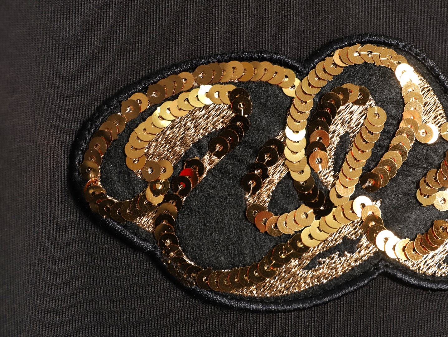 🔝LOUIS VUITTON LV 亮片字母特種刺繡短袖T恤
正品購入，26支雙紗全棉精梳棉220克，1*1索羅娜羅紋280克，特種刺繡，面料酵洗，定制亮片、章仔、商標，合身版型
B Size：S-XL