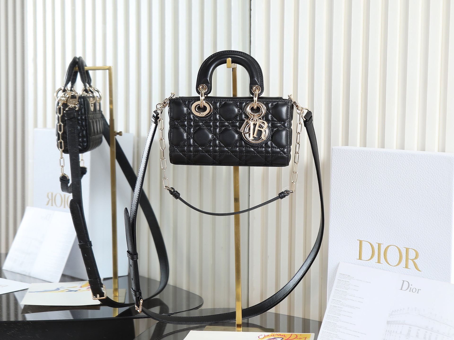 原廠級 黑色 迷你尺寸
𝗗𝗶𝗼𝗿 𝗗-𝗝𝗼𝘆 𝗯𝗮𝗴羊皮2025款新款
時尚果然就是輪回，回歸了一把中古戴妃
長方包形，短鏈條➕細長肩帶直接封神！！
復古時髦感超強，真是什麼場合都可以把住
絕對是lady中的天花板了，強勢出圈啦姐妹們
款號：0636
尺寸：19x10.5x5.5cm
