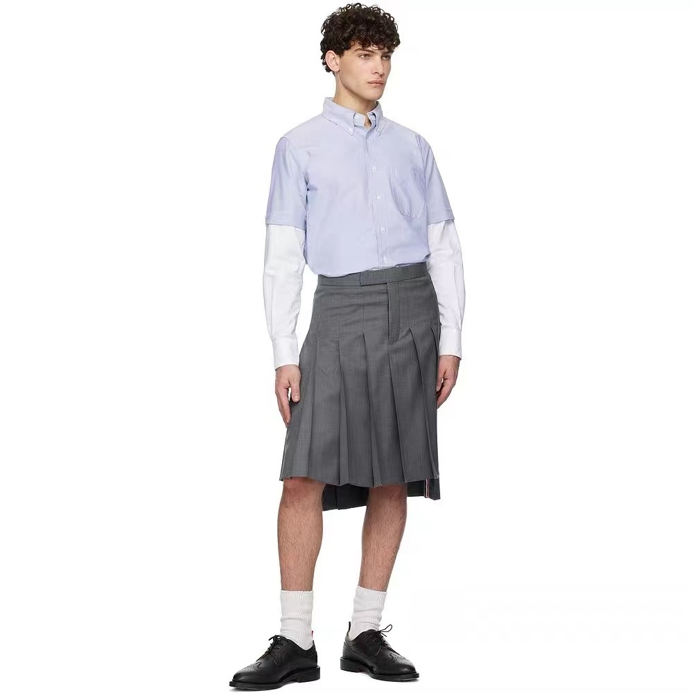 THOM BROWNE/湯姆布朗TB 雙袖拼色長袖襯衫
面料採用最新型牛津面料 扣子採用天然貝殼扣 自家品牌襯衫工廠流水線生產針距細密走線整齊  細節決定品質 三標齊全 版型可寬松可修身 男女同款 
M1 Size：1-4