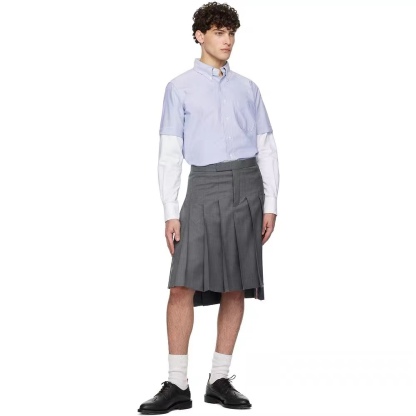 THOM BROWNE/湯姆布朗TB 雙袖拼色長袖襯衫
面料採用最新型牛津面料 扣子採用天然貝殼扣 自家品牌襯衫工廠流水線生產針距細密走線整齊  細節決定品質 三標齊全 版型可寬松可修身 男女同款 
M1 Size：1-4