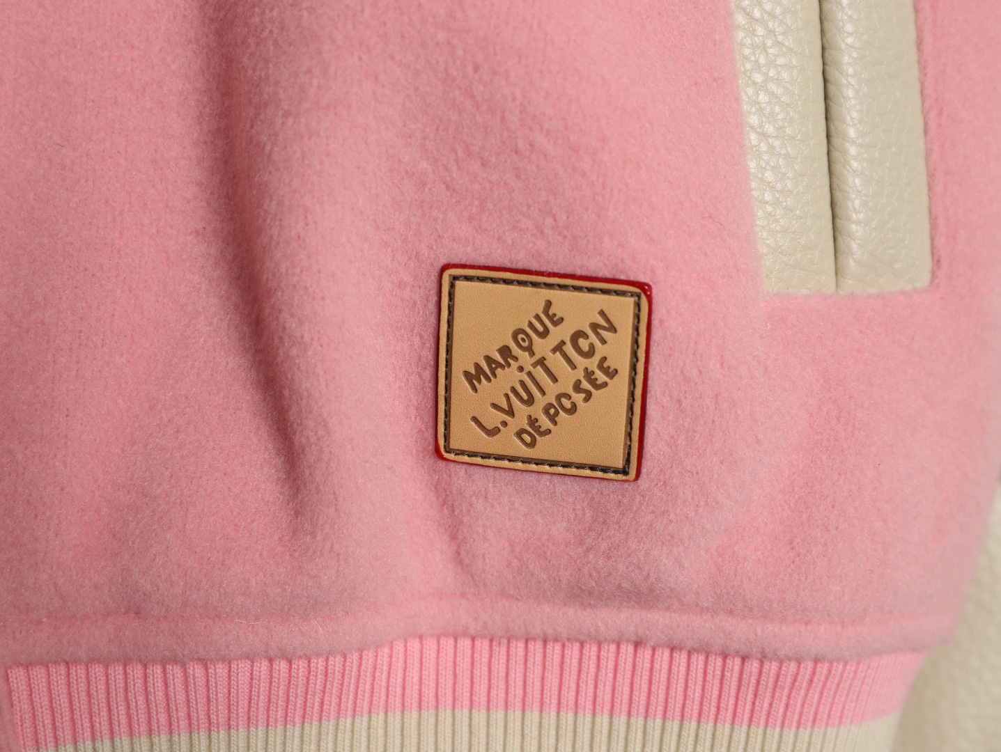 LOUIS VUITTON/路易威登LV 拼色皮袖棒球服外套
對不起讓你們久等了，拿到正品就開始張羅這件衣服所有的事情！
單單面料來講我就定做了一個多月，顏色成分一比一的還原！面料成分有%65的羊毛，%15天然絲%10的氨綸%10絨⚠️混合定織而成，總的克重有900多克！還有最為關鍵的是它的色牢度，絕對不會褪色！袖子用的澳洲進口小牛皮，加工定型，上色，水洗，紋路保留了原有的顆粒結構！厚實飽滿圓潤！
刺繡使用進口毛巾繡機器，先把每個圖案繡在毛詹上，在用紅外線激光雕刻出來，再有縫紉機進行固定，