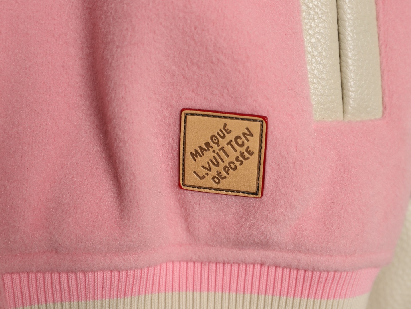 LOUIS VUITTON/路易威登LV 拼色皮袖棒球服外套
對不起讓你們久等了，拿到正品就開始張羅這件衣服所有的事情！
單單面料來講我就定做了一個多月，顏色成分一比一的還原！面料成分有%65的羊毛，%15天然絲%10的氨綸%10絨⚠️混合定織而成，總的克重有900多克！還有最為關鍵的是它的色牢度，絕對不會褪色！袖子用的澳洲進口小牛皮，加工定型，上色，水洗，紋路保留了原有的顆粒結構！厚實飽滿圓潤！
刺繡使用進口毛巾繡機器，先把每個圖案繡在毛詹上，在用紅外線激光雕刻出來，再有縫紉機進行固定，