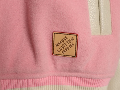 LOUIS VUITTON/路易威登LV 拼色皮袖棒球服外套
對不起讓你們久等了，拿到正品就開始張羅這件衣服所有的事情！
單單面料來講我就定做了一個多月，顏色成分一比一的還原！面料成分有%65的羊毛，%15天然絲%10的氨綸%10絨⚠️混合定織而成，總的克重有900多克！還有最為關鍵的是它的色牢度，絕對不會褪色！袖子用的澳洲進口小牛皮，加工定型，上色，水洗，紋路保留了原有的顆粒結構！厚實飽滿圓潤！
刺繡使用進口毛巾繡機器，先把每個圖案繡在毛詹上，在用紅外線激光雕刻出來，再有縫紉機進行固定，