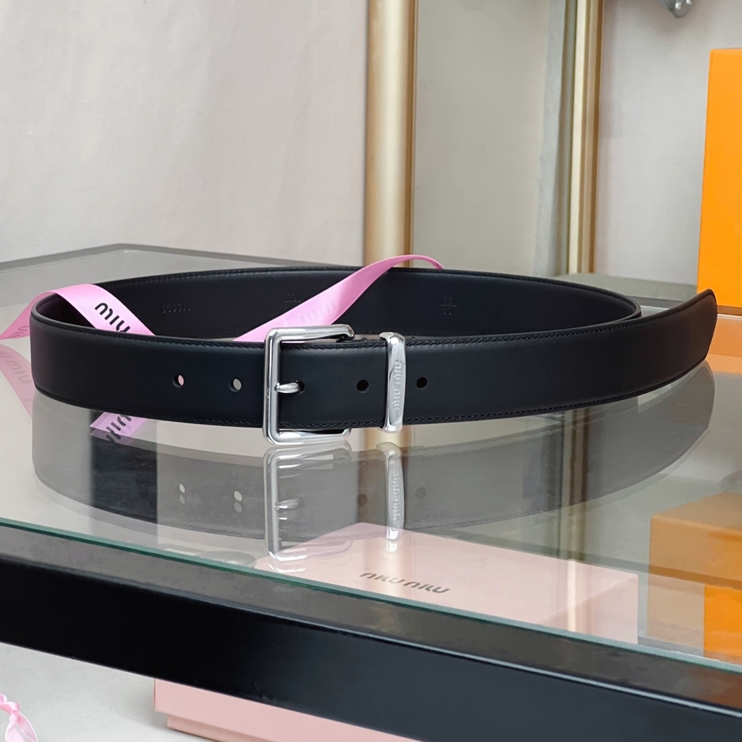 這款皮革腰帶設計簡約而優雅，腰帶環伴以Miu Miu徽標。雙面進口小牛皮 金屬搭扣 腰帶環飾激光雕刻徽標
寬度: 3.5cm
