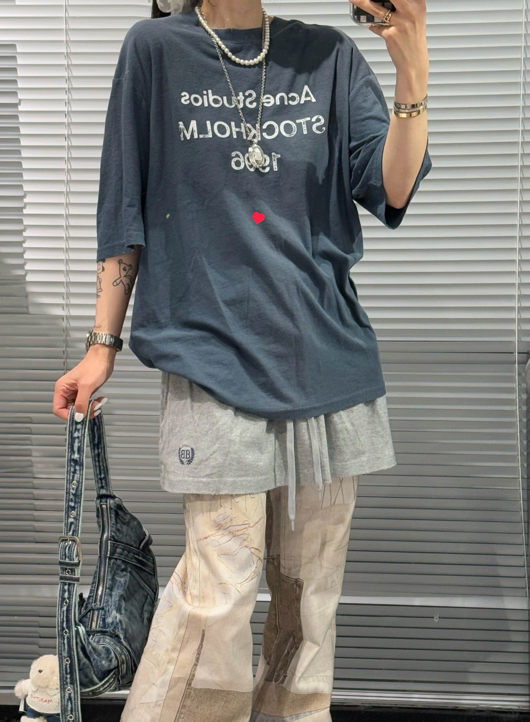 🔝Acne Studios 26SS 1996字母印花短袖T恤
面料是定制定染的32支220g原版雙紗棉，胚布經過高盂環保染色，裁大貨前還要進行高溫環縮水，降低縮水率的同時使得手感更柔軟舒適，印花方面必須五層膠漿，第一遍必須為進口打底漿，填平布料上極為細小的線洞，再由高溫床烤乾再劇頗色，採用油墨因熱平網印花，一共刷五層，每一層間隔為時間為30分鐘，才能保證出來的成品保持原版的質感，全套開發輔料
尺碼：S-XL