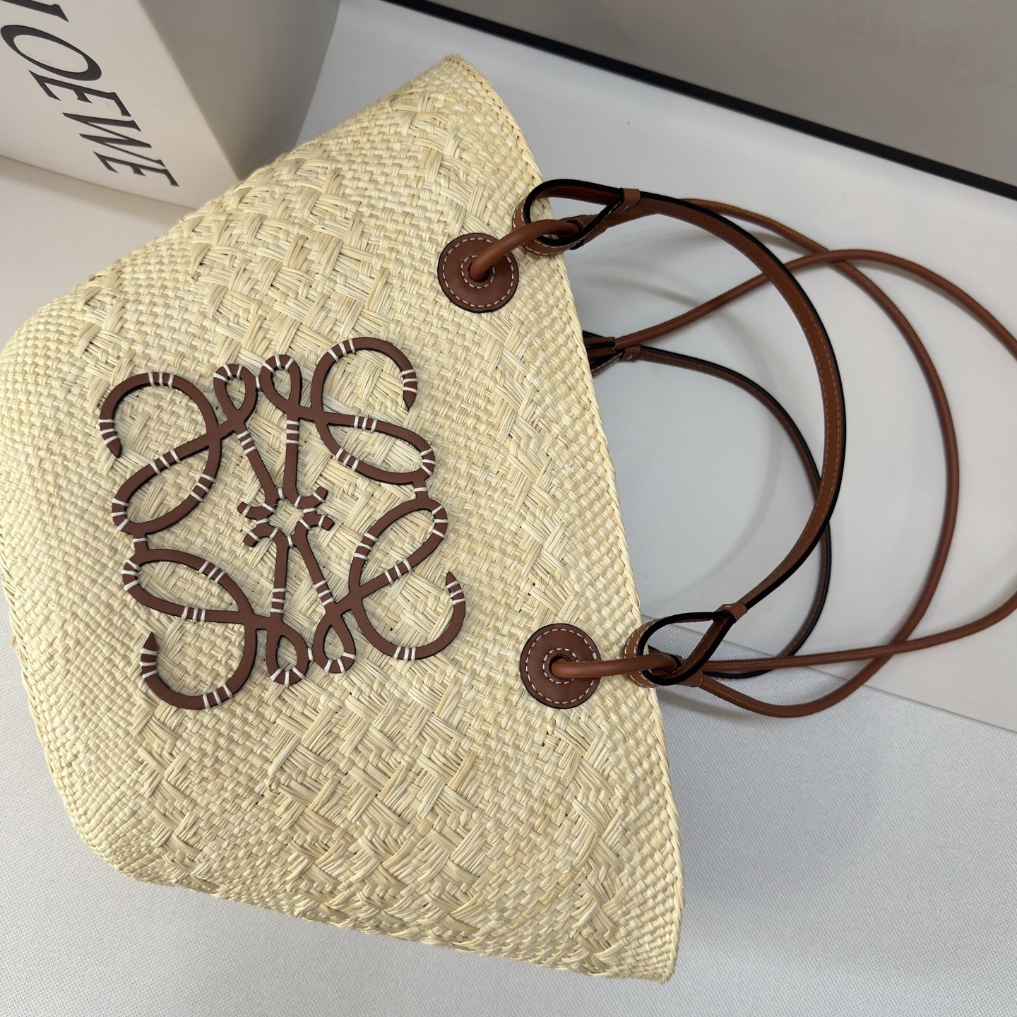 LO℮w℮🆕（高版本）進口原材料 肩帶全部升級🧺伊拉卡棕櫚纖維和牛皮革 Anagram Basket 手袋*一個傳統的籃子手袋*帶有經典的手工編織包身，管狀牛皮革帶子和頂部提手*以及一塊牛皮革 Anagram 壓紋貼片這個版本採用伊拉卡棕櫚製成，這種棕櫚樹在哥倫比亞種植、收穫並曬乾，然後由公平貿易原則指導的 Corporación Oficio y Arte 組織的女工匠編織。肩背或頂部提手攜帶*牛皮革系帶開合*可以使用個性化掛飾和帶子進行定制*無襯里*由於手工製作，尺寸可能略有不同，使每次購買都