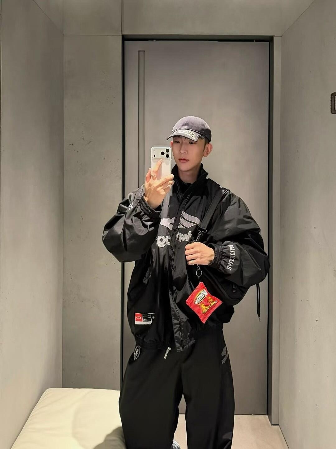 🔝Balenciaga 巴黎世家 26SS 3M徽章衝鋒衣夾克外套
Football系列夾克 黑色主調+灰色Logo刺繡 緞面材質自帶光澤 oversize版型超顯瘦 立領設計利落有型 袖口和下擺細節豐富 左下角“88”數字+品牌元素 辨識度超高 日常街頭、暗黑風都能輕鬆駕馭 搭配同系列衛衣或褲子 酷感造型輕鬆get
尺碼：XS-L