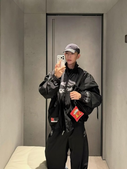 🔝Balenciaga 巴黎世家 26SS 3M徽章衝鋒衣夾克外套
Football系列夾克 黑色主調+灰色Logo刺繡 緞面材質自帶光澤 oversize版型超顯瘦 立領設計利落有型 袖口和下擺細節豐富 左下角“88”數字+品牌元素 辨識度超高 日常街頭、暗黑風都能輕鬆駕馭 搭配同系列衛衣或褲子 酷感造型輕鬆get
尺碼：XS-L