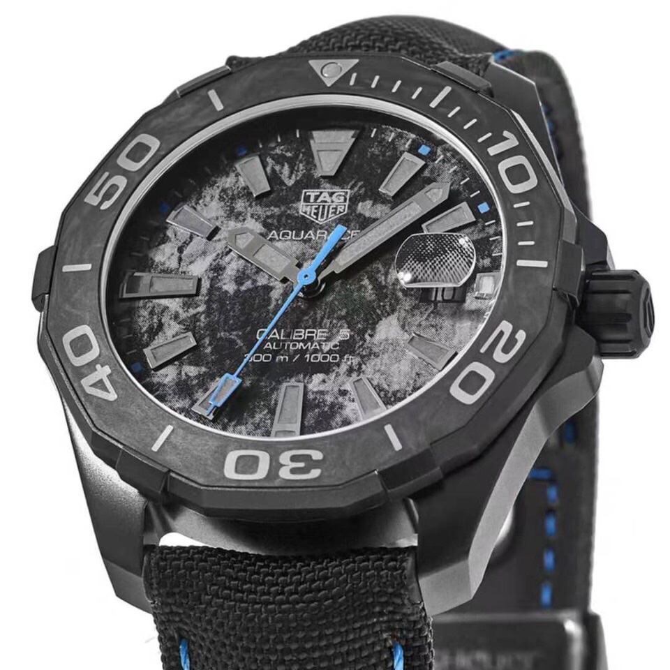 新款泰格豪雅碳纖維到貨！年終巨獻！結合碳元素、鈦元素、隕石元素三大元素為主題，以黑色為主色調，再以藍色、黃色、玫瑰金於黑色中亮起，鮮活明亮！表殼與表扣為主的鈦合金材料，表面則是整表的靈魂所在！此表面為原裝原版表面！！（以放大鏡側面視覺效果為準！）多層印刷複製出隕石佈局的效果！圈口以碳纖維材料與鈦合金的結合，尼龍材料和頭層牛皮、硅膠結合，用藍色、黃色、黑色線配合手錶對應的顏色！～41mm表徑，全新全套出！